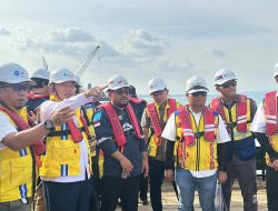 Pastikan Pembangunan Berjalan Sesuai Target, Gubernur Muhidin Tinjau Progres Jembatan Pulau Laut