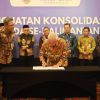 Perkuat Layanan Permodalan Masyarakat, Gubernur Muhidin Teken MoU Konsolidasi Delapan BPR Kabupaten se-Kalsel