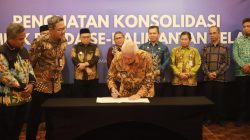 Perkuat Layanan Permodalan Masyarakat, Gubernur Muhidin Teken MoU Konsolidasi Delapan BPR Kabupaten se-Kalsel