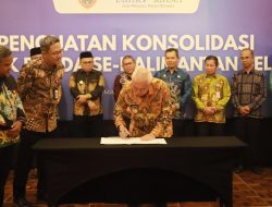 Perkuat Layanan Permodalan Masyarakat, Gubernur Muhidin Teken MoU Konsolidasi Delapan BPR Kabupaten se-Kalsel