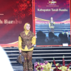 Andi Irmayani Rudi Latif Melenggang Anggun Angkat Pesona Tenun Pagatan di Parade Wastra Kriyanusa 2026