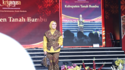 Andi Irmayani Rudi Latif Melenggang Anggun Angkat Pesona Tenun Pagatan di Parade Wastra Kriyanusa 2026
