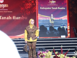 Andi Irmayani Rudi Latif Melenggang Anggun Angkat Pesona Tenun Pagatan di Parade Wastra Kriyanusa 2026